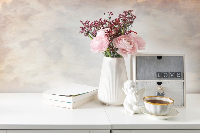 New home gift box with scented candle, cosy blanket, ceramic vase and handwritten congratulations card in elegant cream packaging