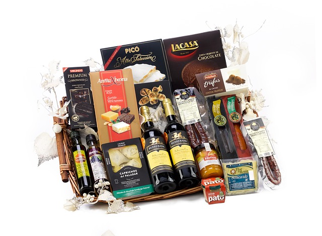 Highland Heritage Hamper luxury Scottish gift box with artisan shortbread, heather honey, single malt whisky miniature and tartan ribbon in wicker basket